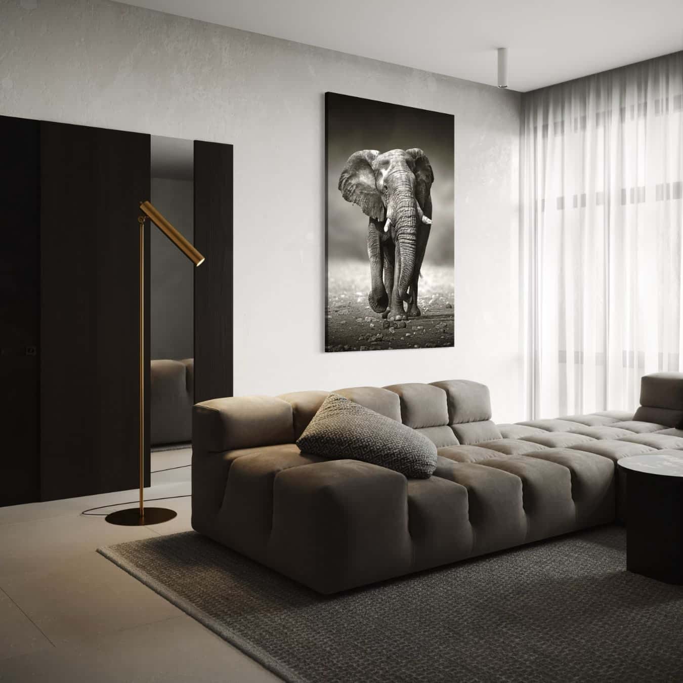 Sfeervolle woonkamer met bruine bank en zwart-wit schilderij van een lopende olifant